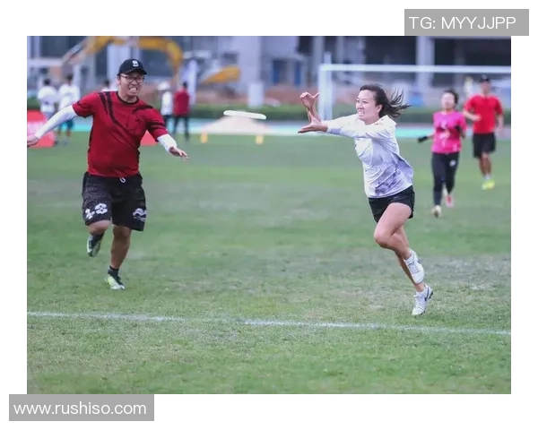 重庆飞盘队的包夹战术解析与飞盘运动的热潮探讨
